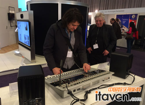 觀展嘉賓體驗C-MARK CDM24數字調音臺的強大性能
