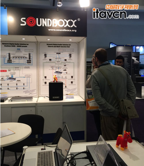 觀展嘉賓在C-MARK網絡數字音頻系統圖前流連忘返