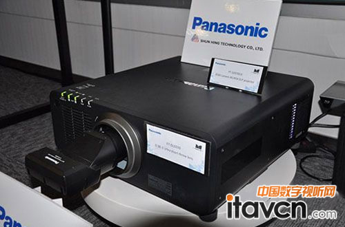 Panasonic展示ET-DLE030超短焦鏡頭投影