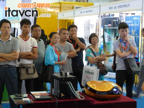 山西傲維6,500流明級激光展示100英寸投影吸引與會者關注