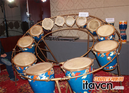 開幕式所在的北京廳內的民族樂器 雷公鼓